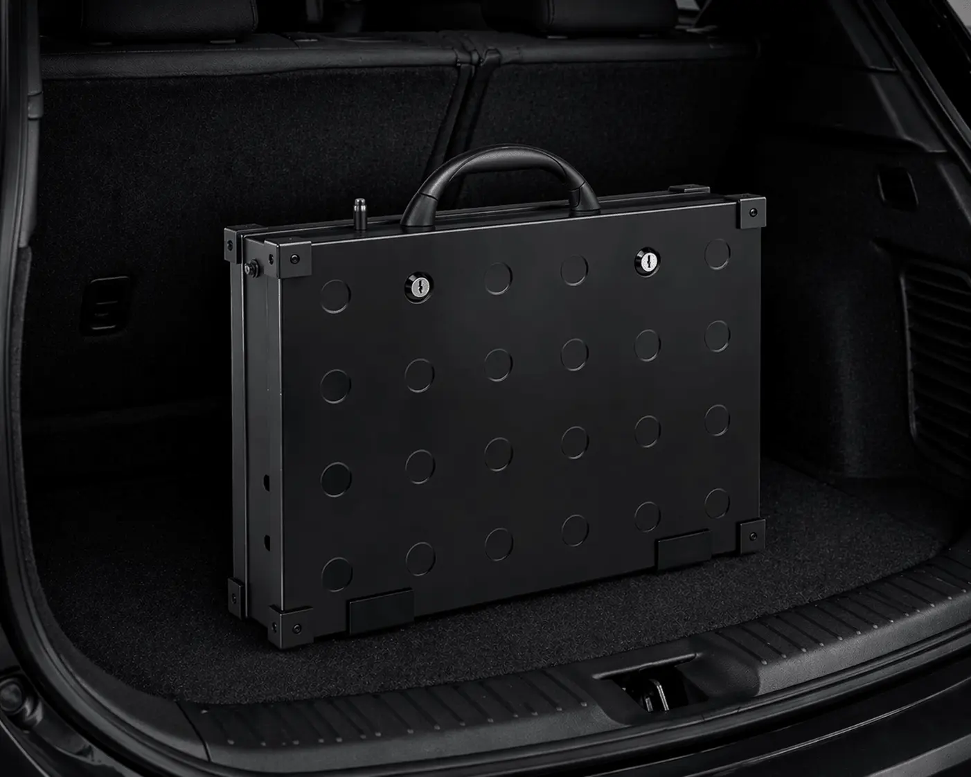 Steelbag Sicherheitskoffer im Dienstfahrzeug für gesicherte Aufbewahrung von Ausrüstung